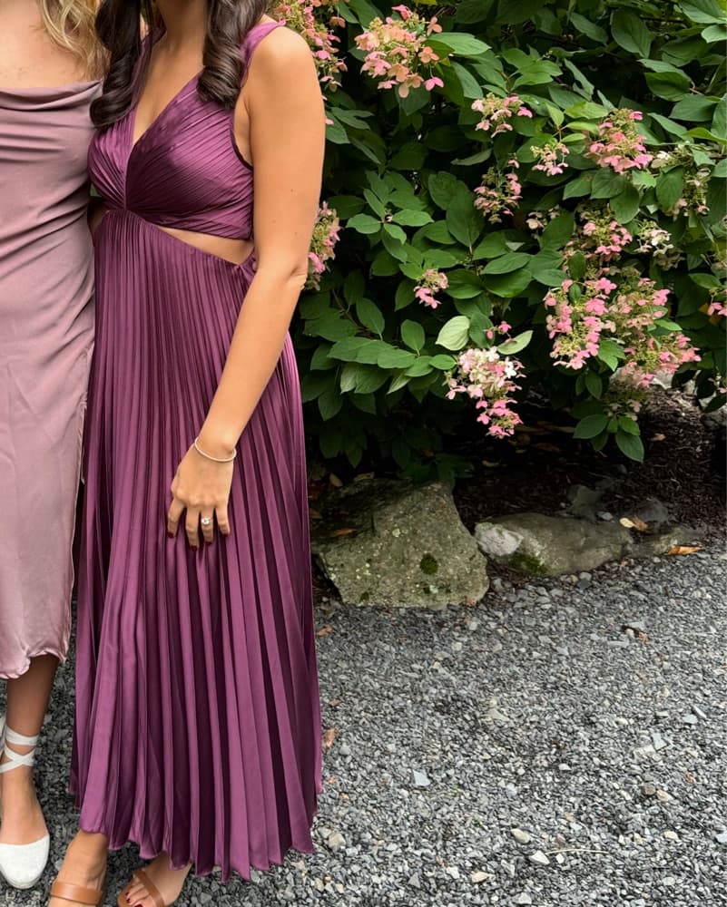 Elegant Pleated Maroon Midi Dress - Image 3