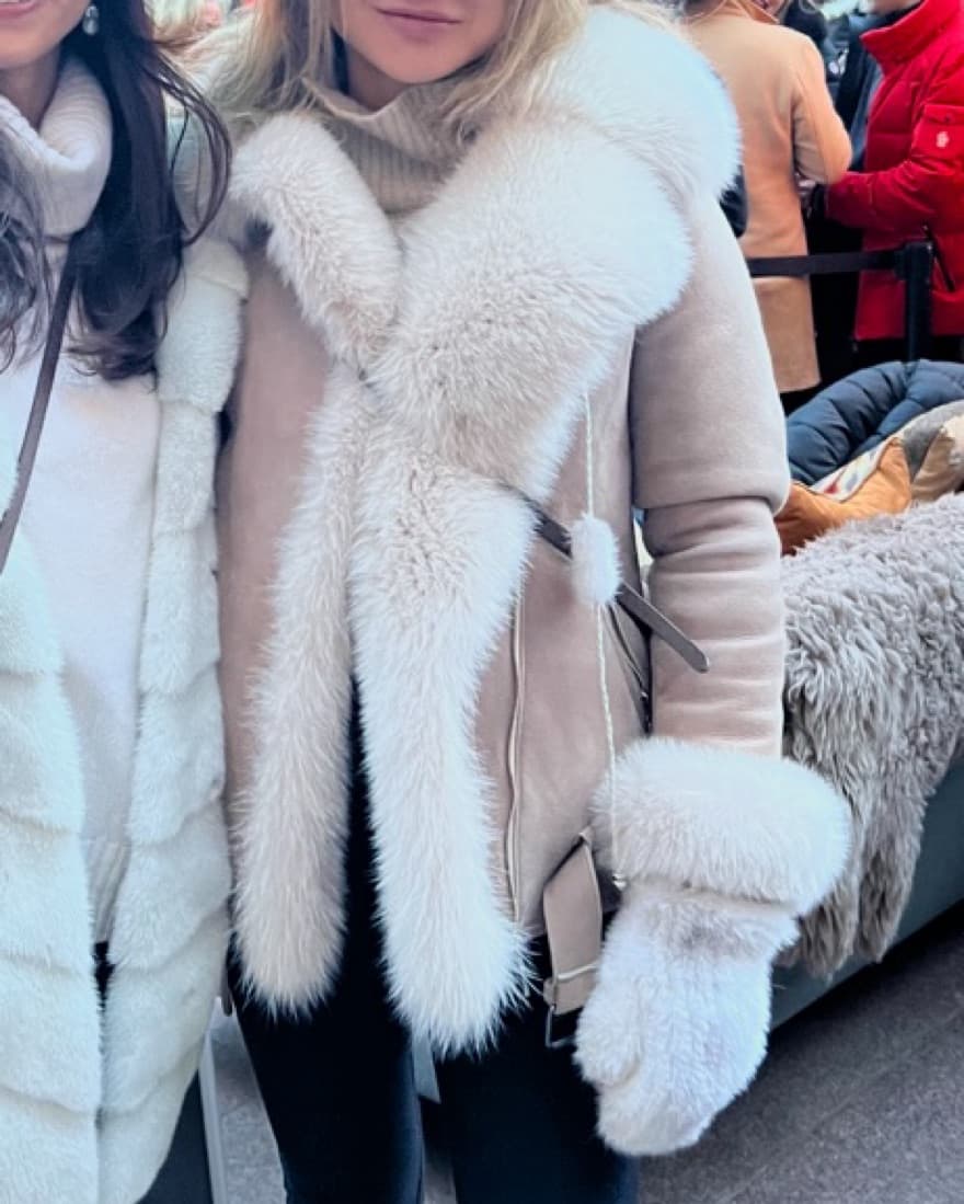 Elegant Fur-Trimmed Puffer Coat - Image 4