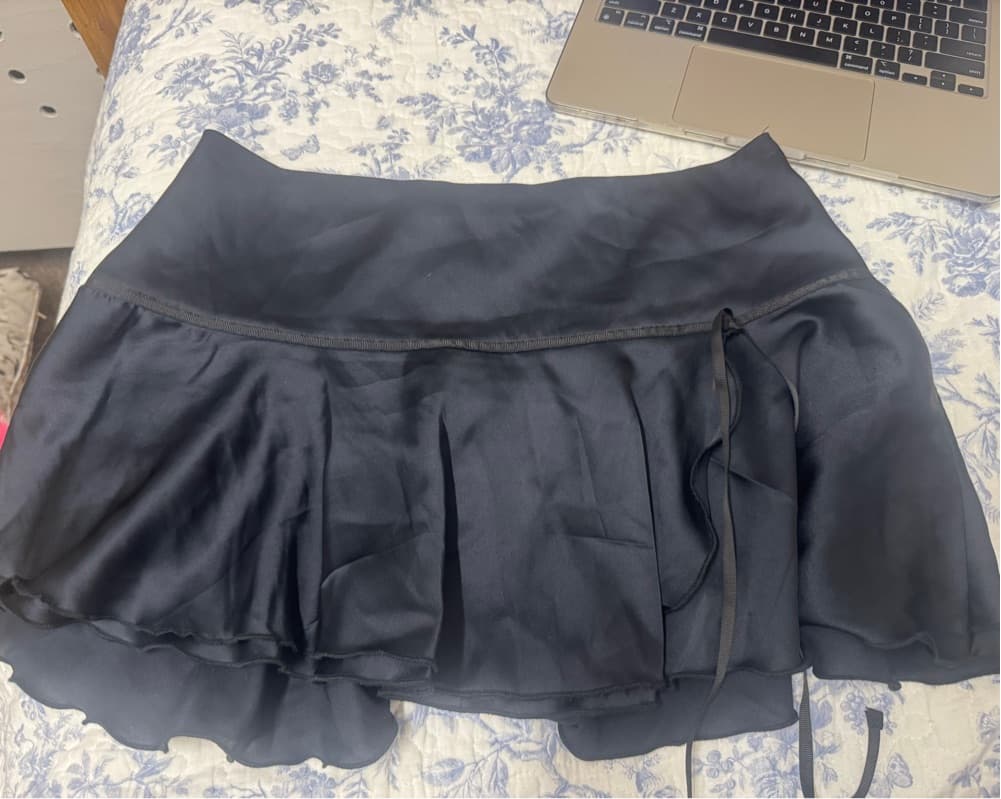 Chic Black Silk Skirt - Image 3