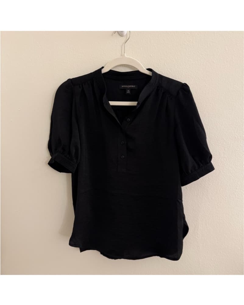 Banana Republic Black Women's Blouse - Image 4