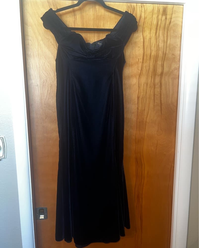 Balmwell Off-the-Shoulder Velvet Cocktail Dress - Image 3