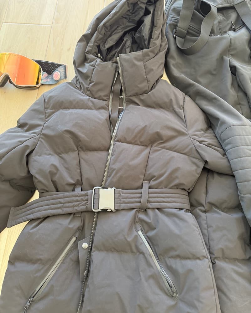 Sleek Winter Ski Outfit - Image 2