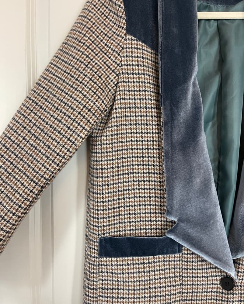 Stylish Houndstooth Coat with Contrast Details - Image 3
