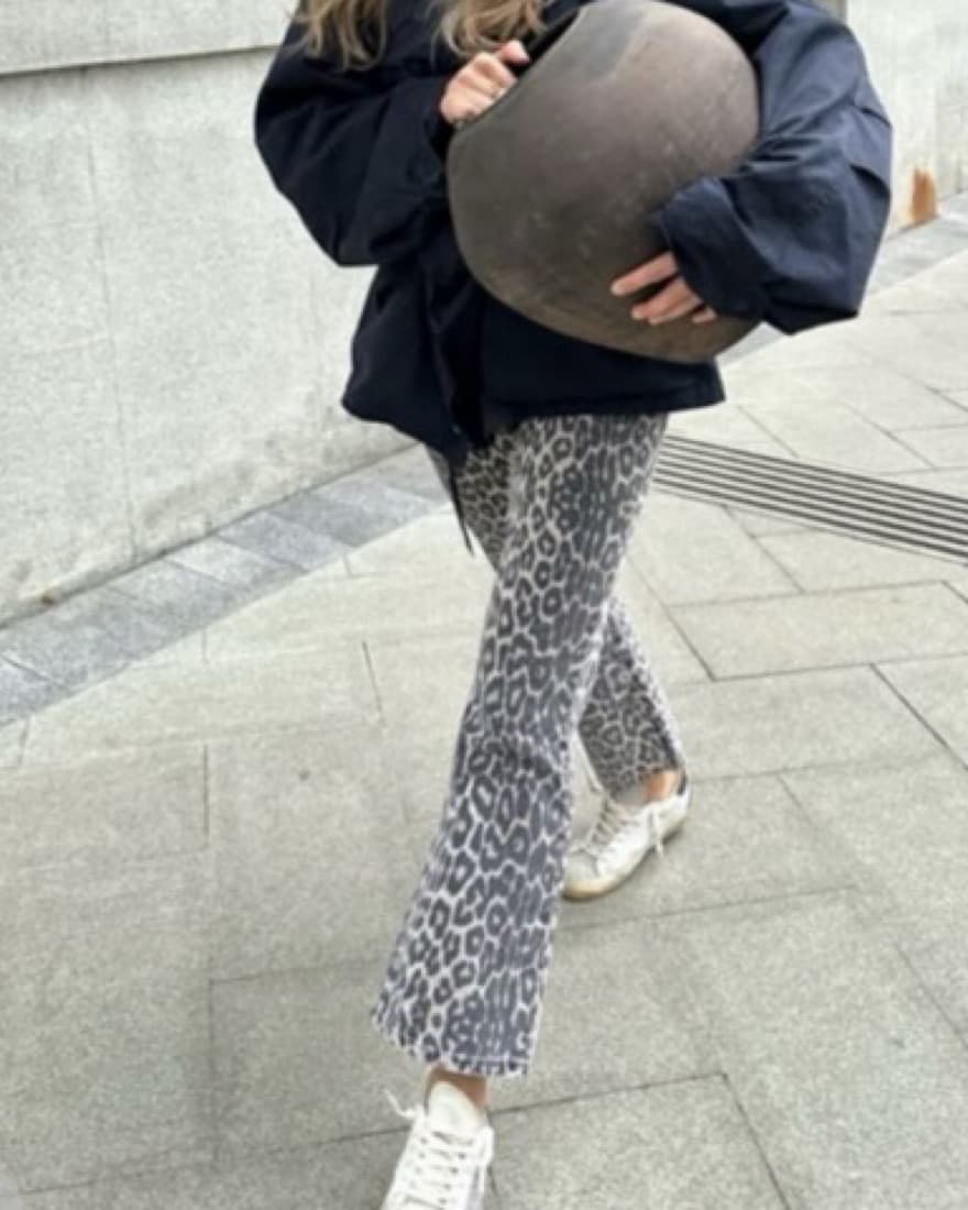 Ganni Leopard Betzy Cropped Jeans - Image 4