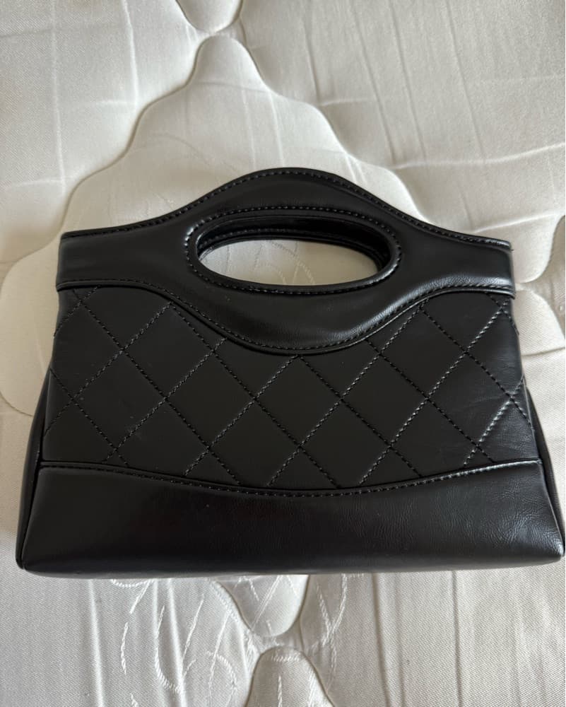 Elegant Black Quilted Handbag Chanel  - Image 2