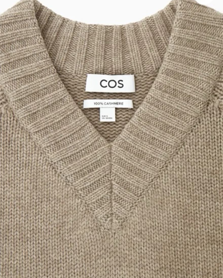 COS Chunky Pure Cashmere V-Neck Sweater - Image 4
