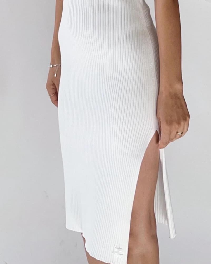 Sleek White Ribbed Midi Dress - Image 3
