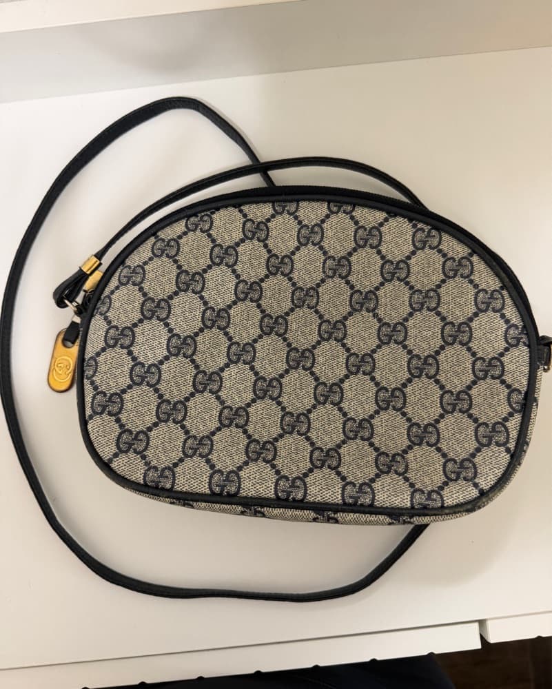 Sophisticated Gucci Monogram Crossbody Bag - Image 4