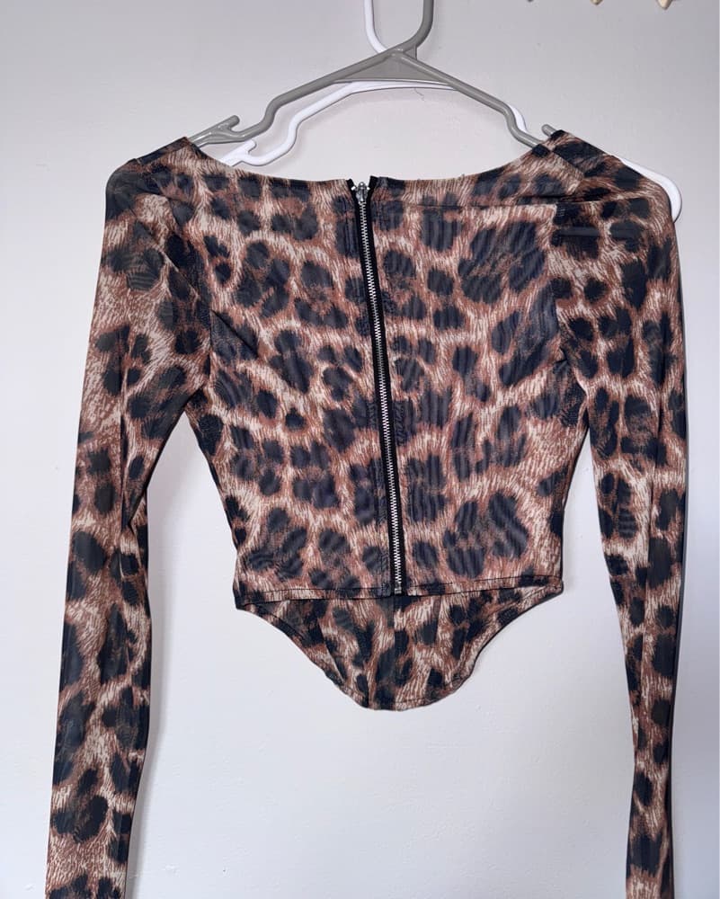 Sleek Leopard Print Bodysuit - Image 3