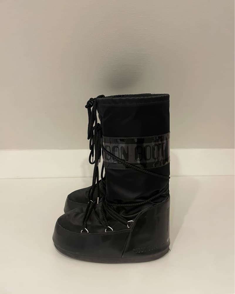 Sleek and Stylish Snow Boots - Image 1