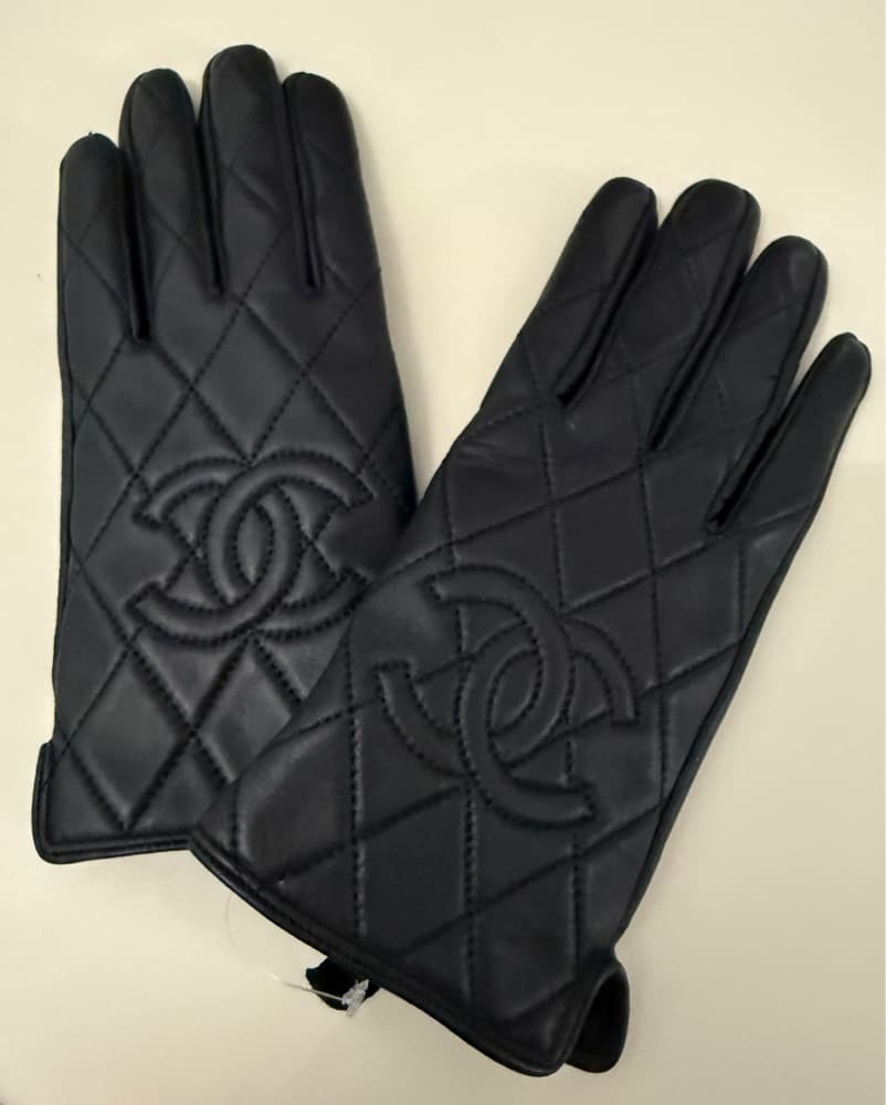 Luxurious Quilted Leather Gloves - Image 1