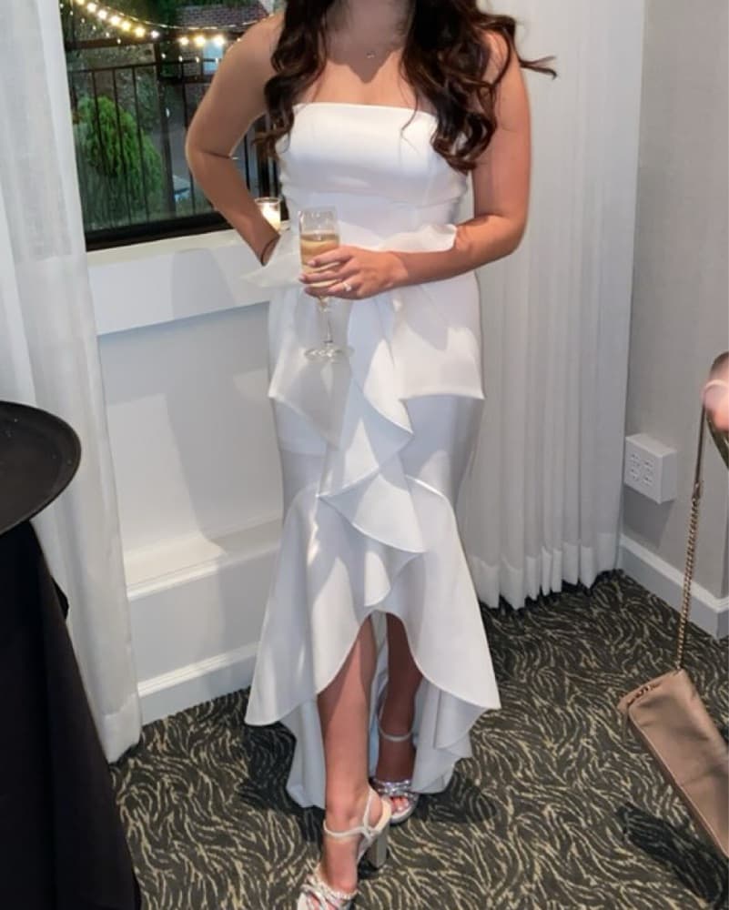 Elegant White Ruffled Gown - Image 1