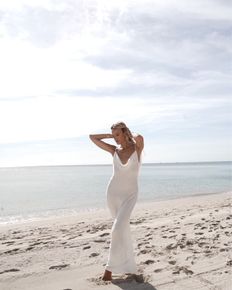 Elegant Backless Maxi Dress - Image 1