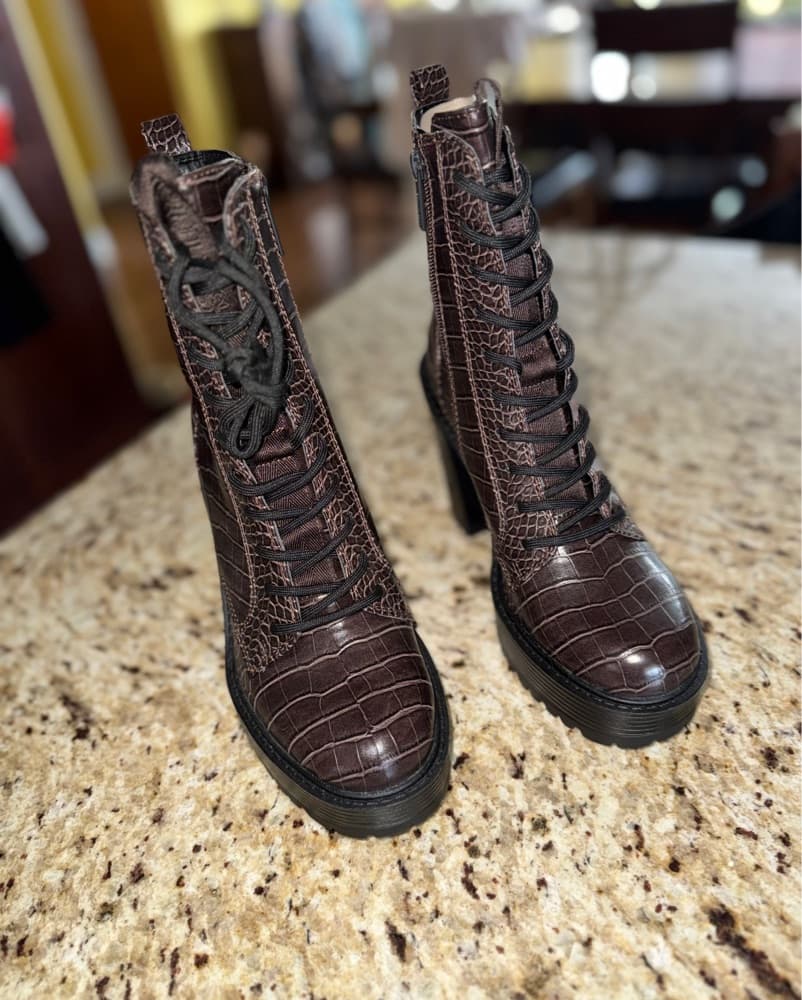 NWOT Guess Croc-Embossed Platform Boots - Image 3