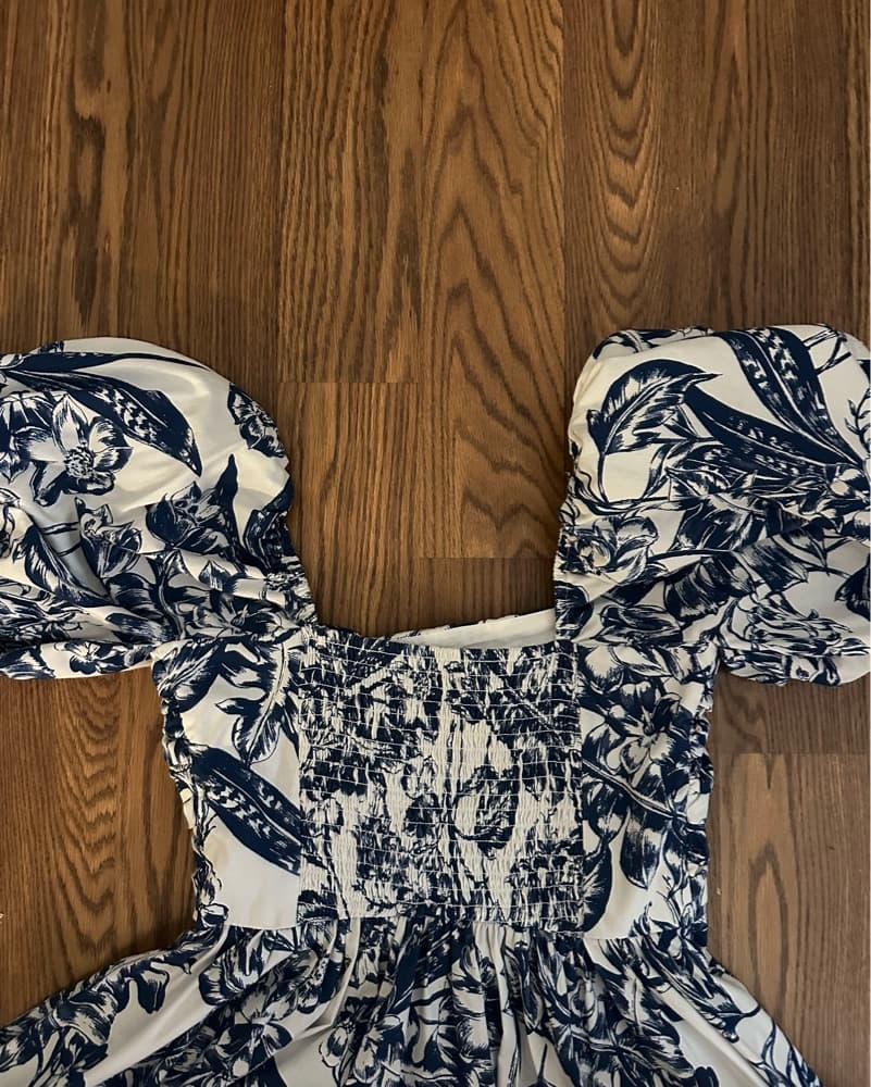 Blue and white floral midi dress - Image 5