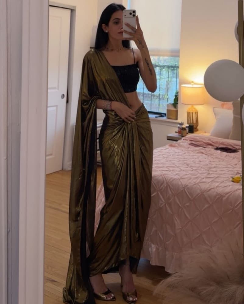 Gold Pre Draped Saree XS-S Metallic | Indian wedding - Image 3