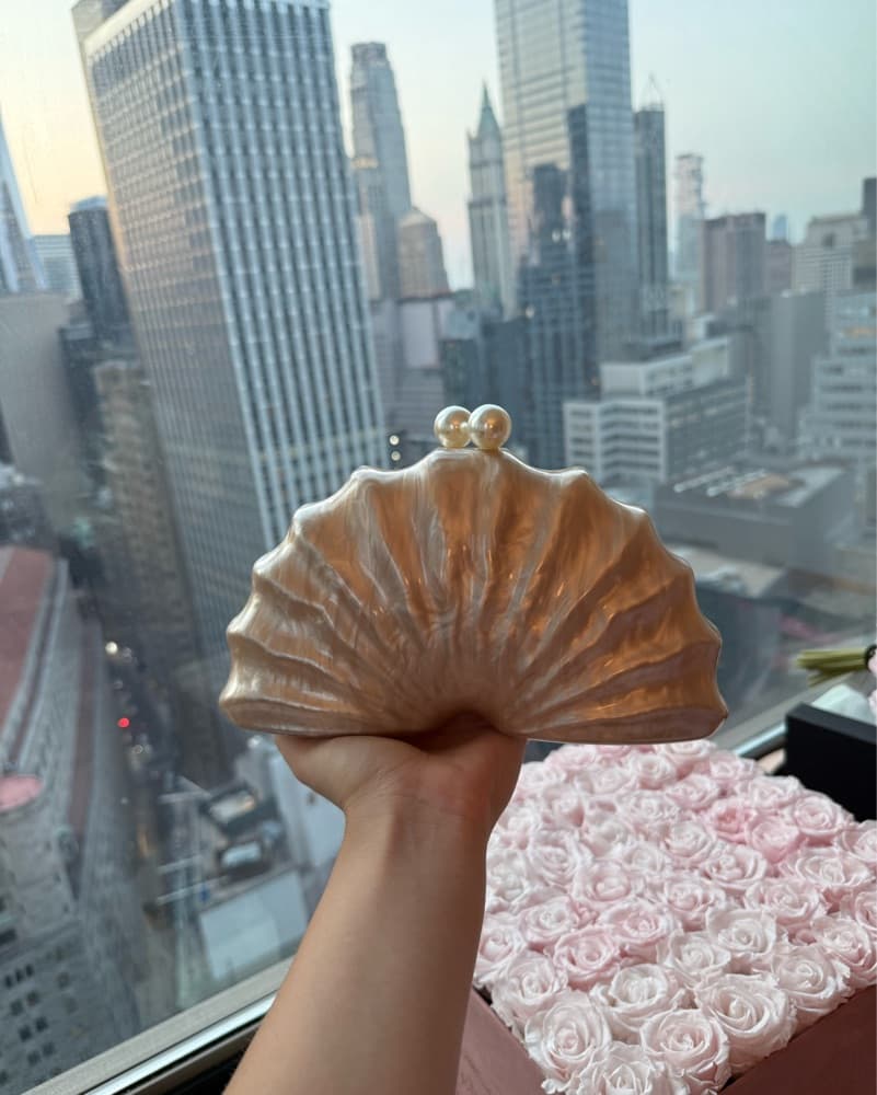 Elegant Gold Shell Clutch with Cityscape - Image 2