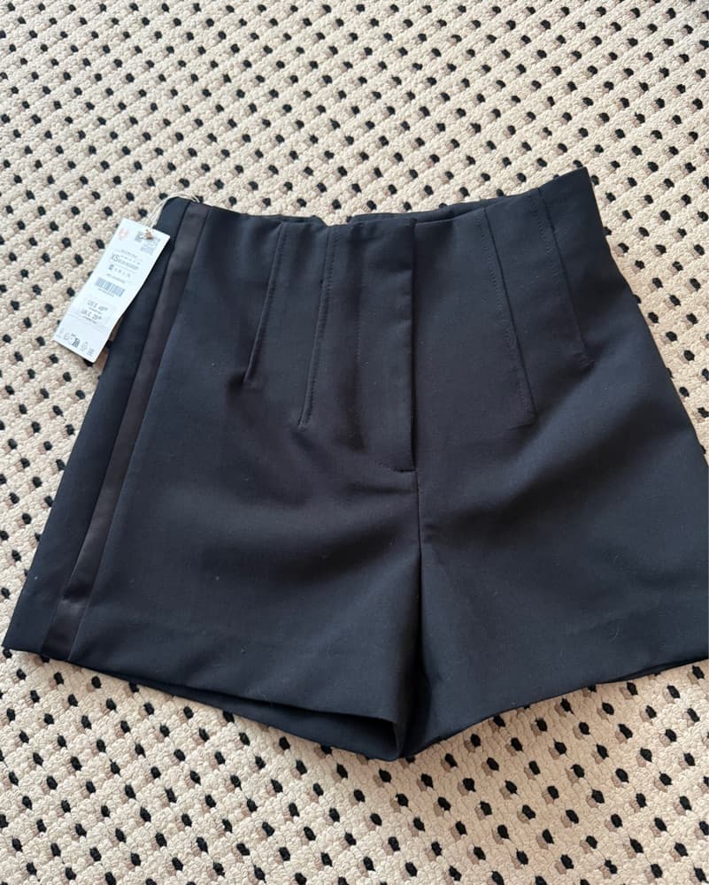 Zara Chic Black Pleated Shorts - Image 1