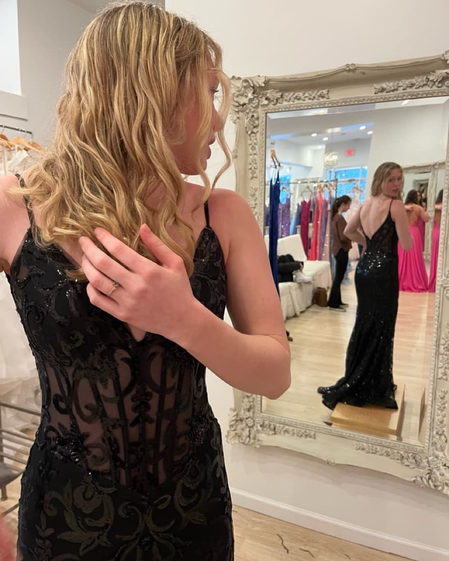 Elegant Black Sequined Gown - Image 2