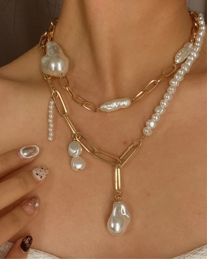 Luxurious Pearl and Chain Layered Necklace - Image 2
