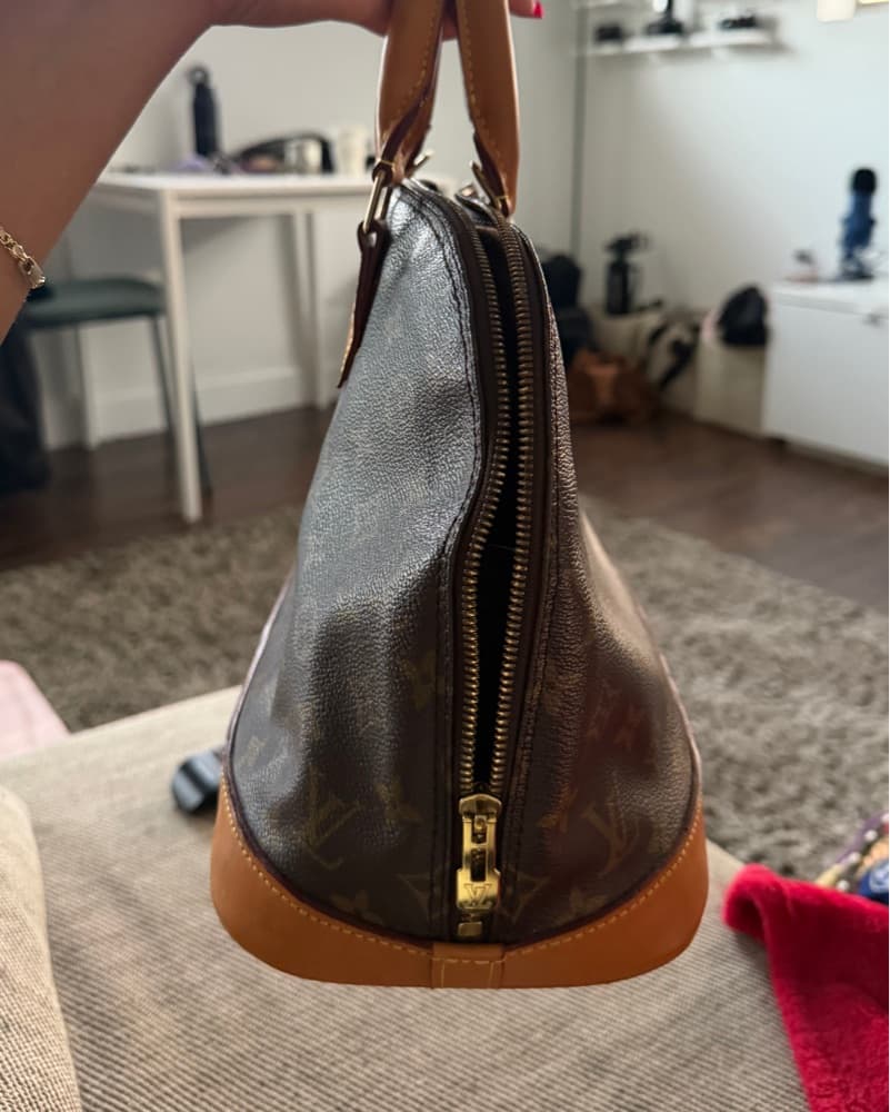Stylish Louis Vuitton Monogram Satchel - Image 4