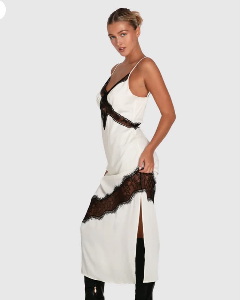 Elegant Lace-Trimmed White Gown - Image 3