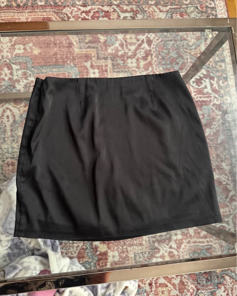 Aritzia Women's Black Mini Skirt - Image 1