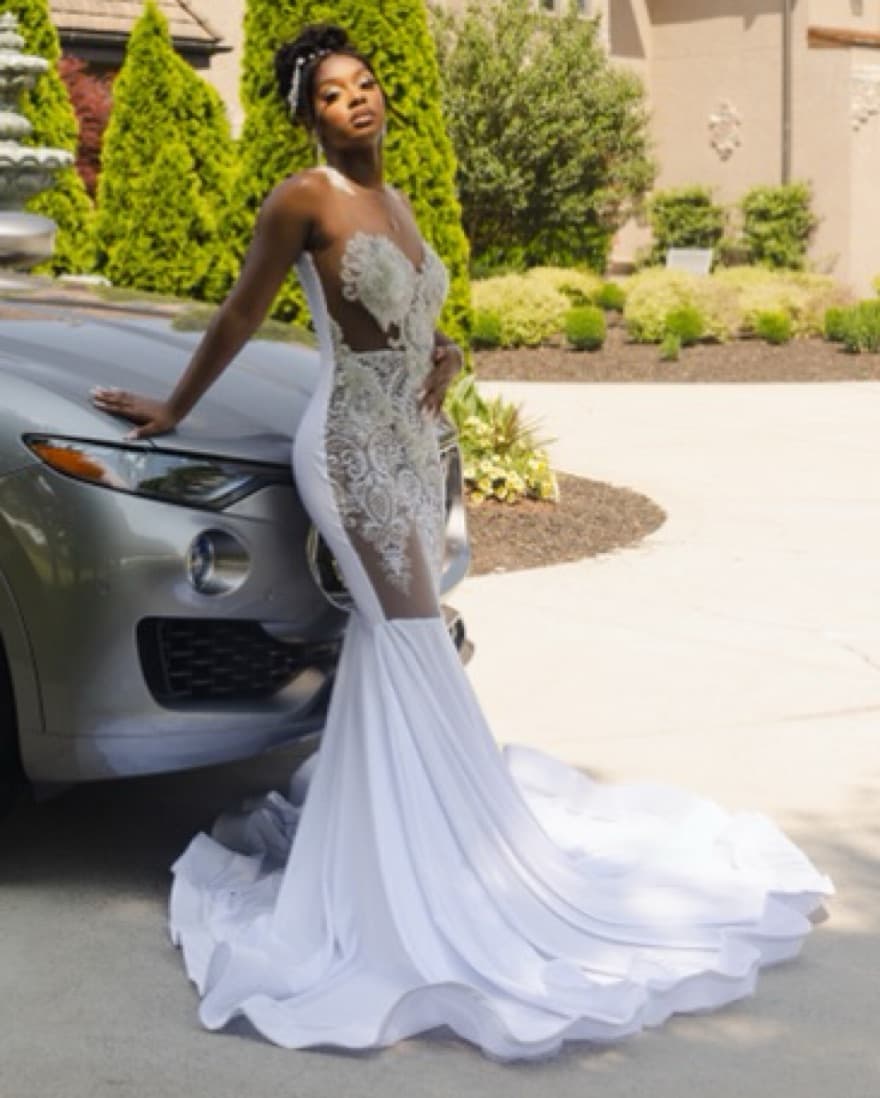 Elegant Mermaid Lace Gown - Image 4