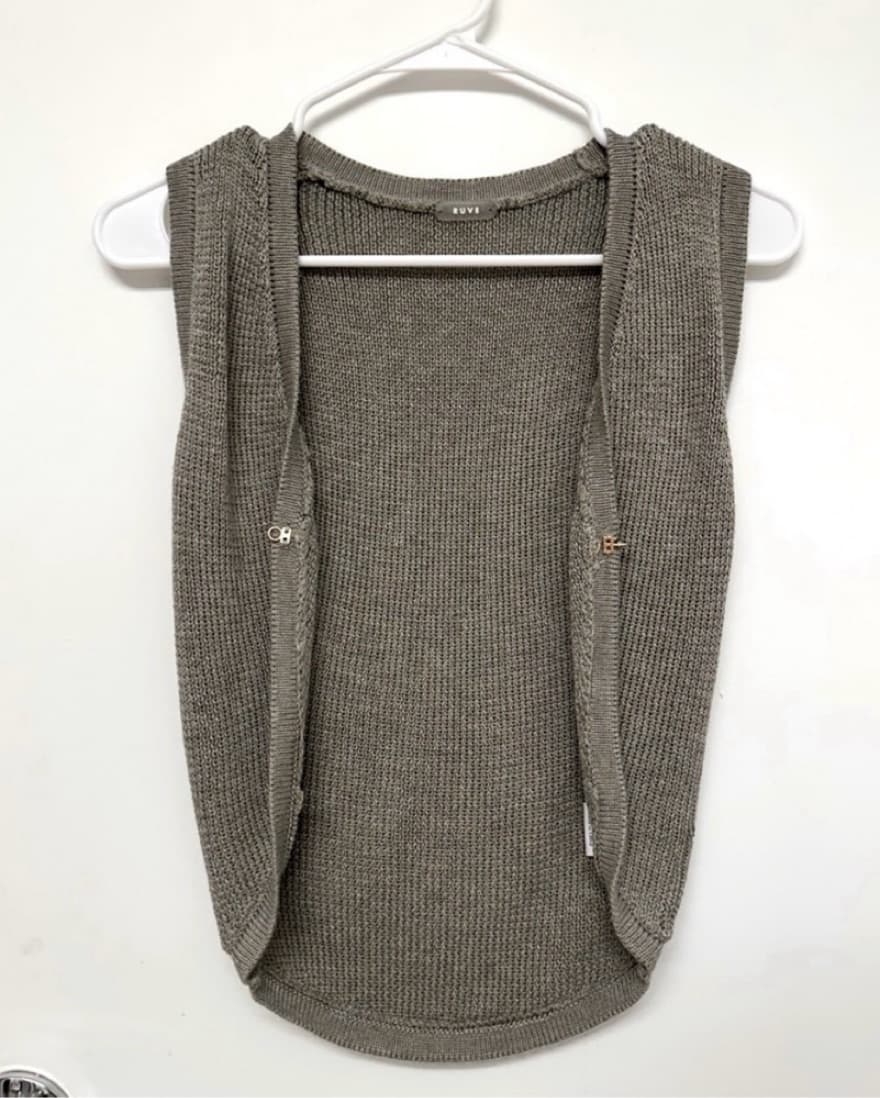 Green Knitted Crop Top With Button - Image 3