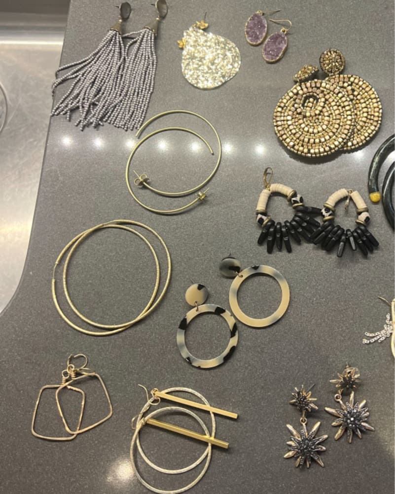 Assorted gold earrings - Image 2