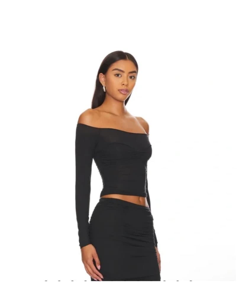 Chic Set Black Off-Shoulder Crop Set - Image 3