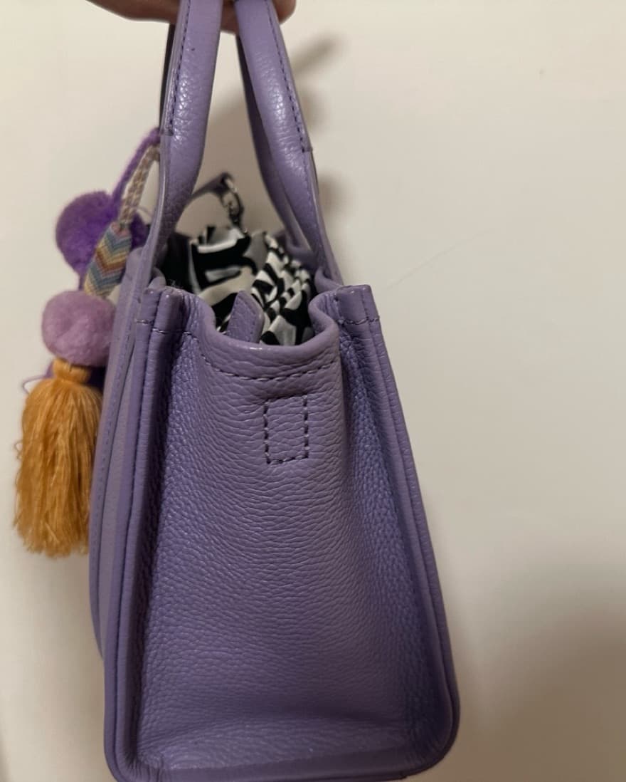 Stylish Marc Jacobs Tote Bag - Image 2