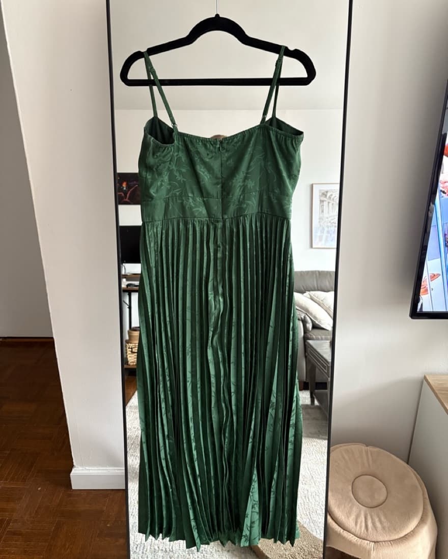 Elegant Green Pleated Midi Dress - Image 2