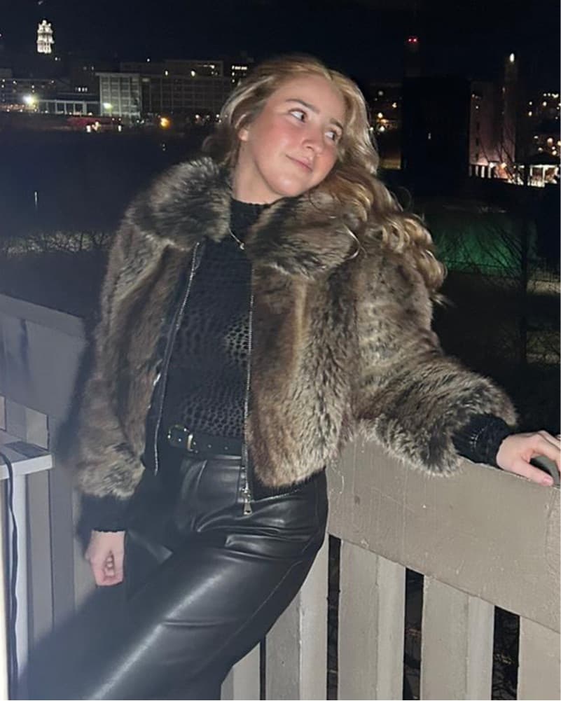 Luxurious Faux Fur Cropped Jacket - Image 4