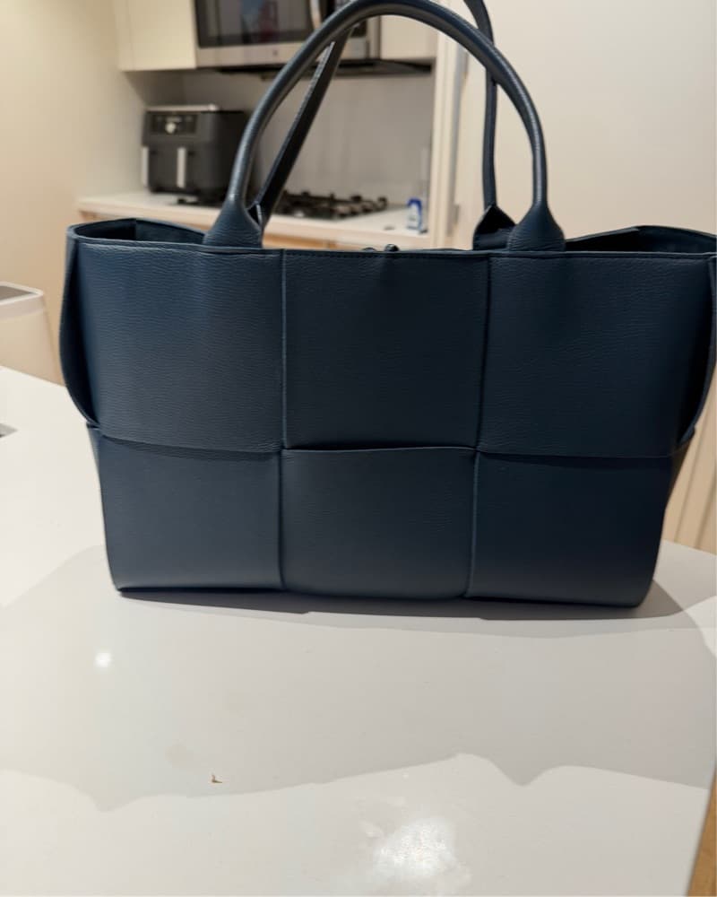 Botegga Vanetta Leather Tote - Image 3