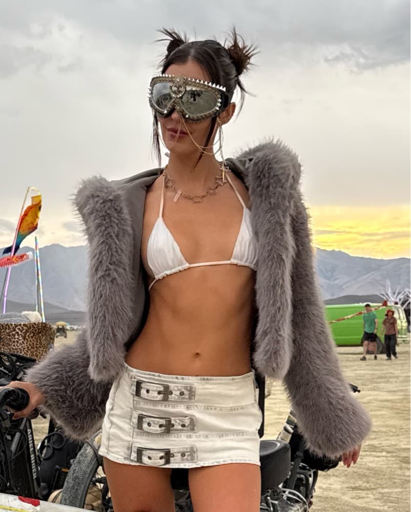 Chic Faux Fur Statement Outfit - Image 3