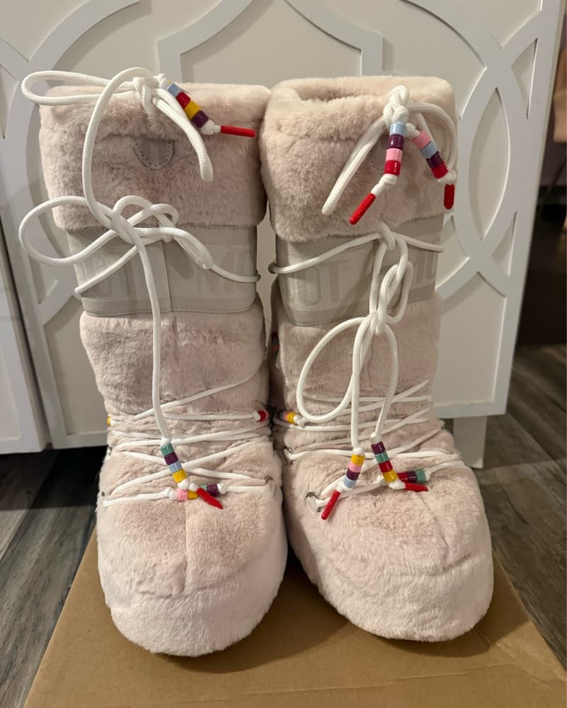 Moon Boots Faux Fur Size 8-9.5 - Image 3