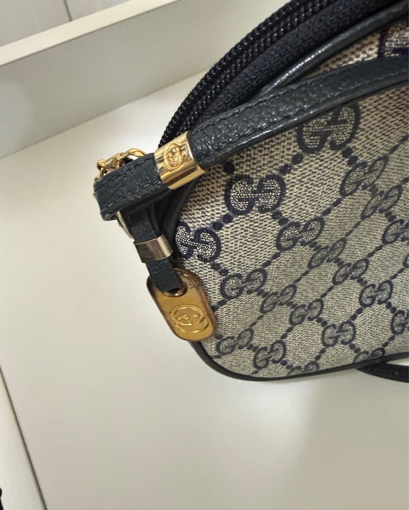 Sophisticated Gucci Monogram Crossbody Bag - Image 3