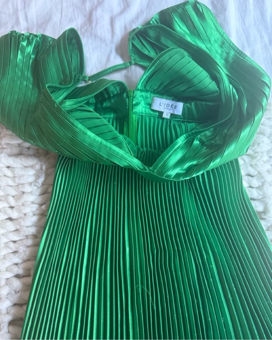L’idee Gala Dress in Solid Emerald Green - Image 4