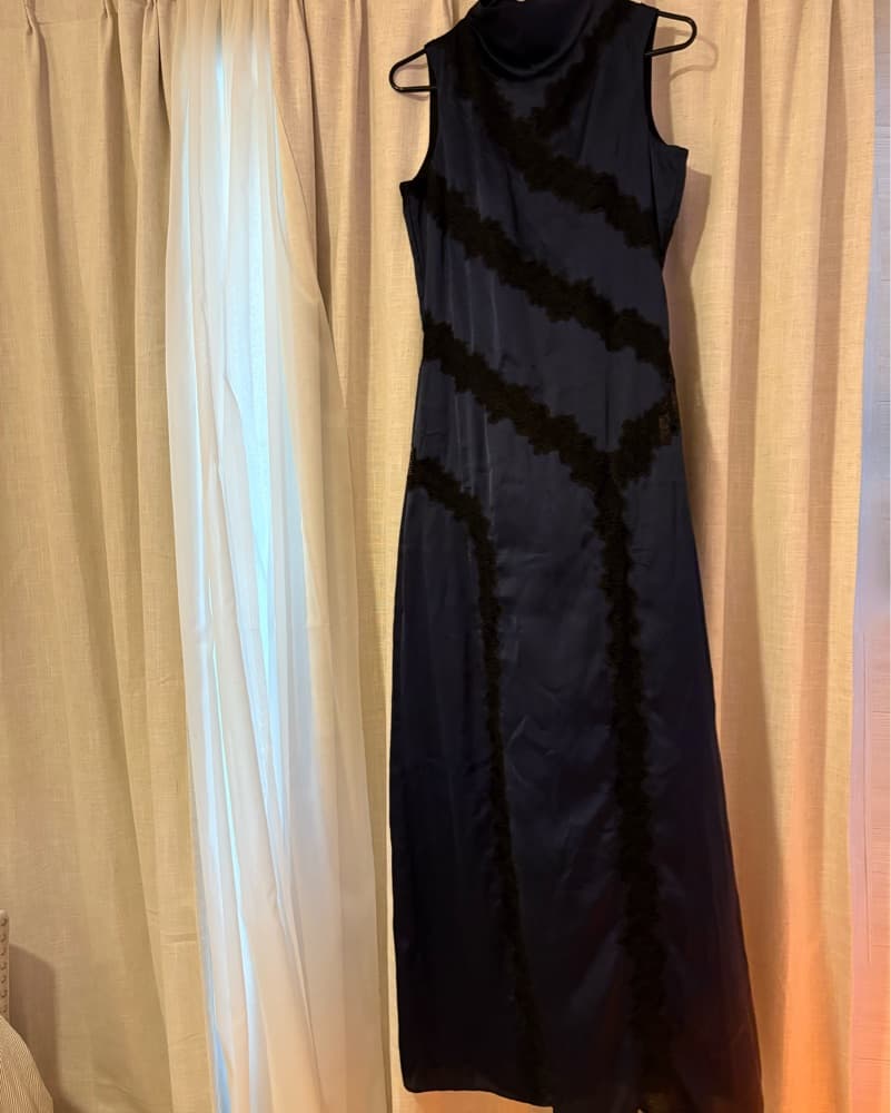 Elegant Lace Trimmed Navy Dress - Image 4