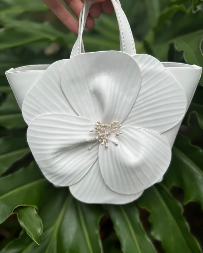 Floral Chic White Flower Handbag - Image 2