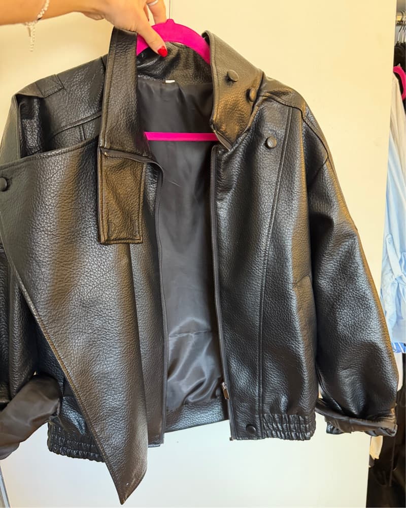 Sleek Black Leather Jacket - Image 2