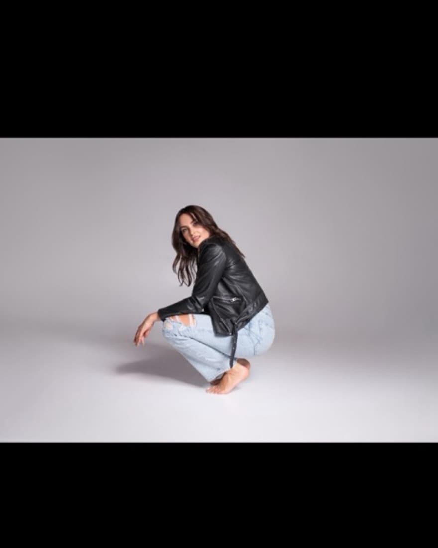90S Mid Rise  Loose Fit Distressed Jeans - Image 4