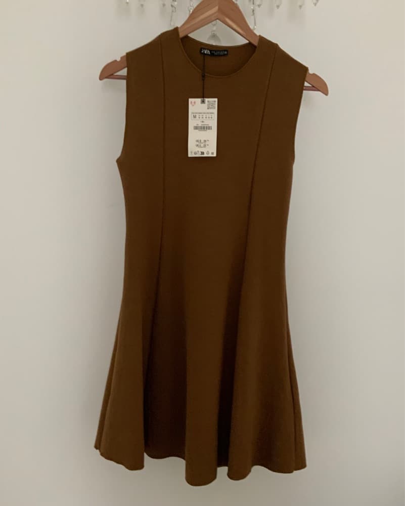 Chic Sleeveless Midi Dress - Image 1