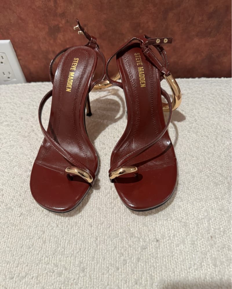 Chic Burgundy Stilettos with Metallic Accents - Image 3