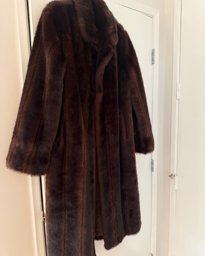 Luxurious Mink Coat - Image 3