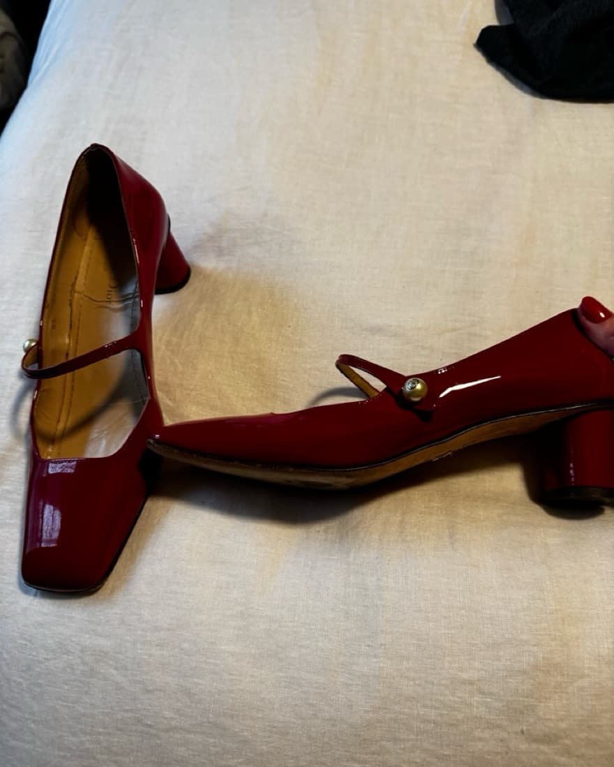 Elegant Red Patent Leather Pumps - Image 2