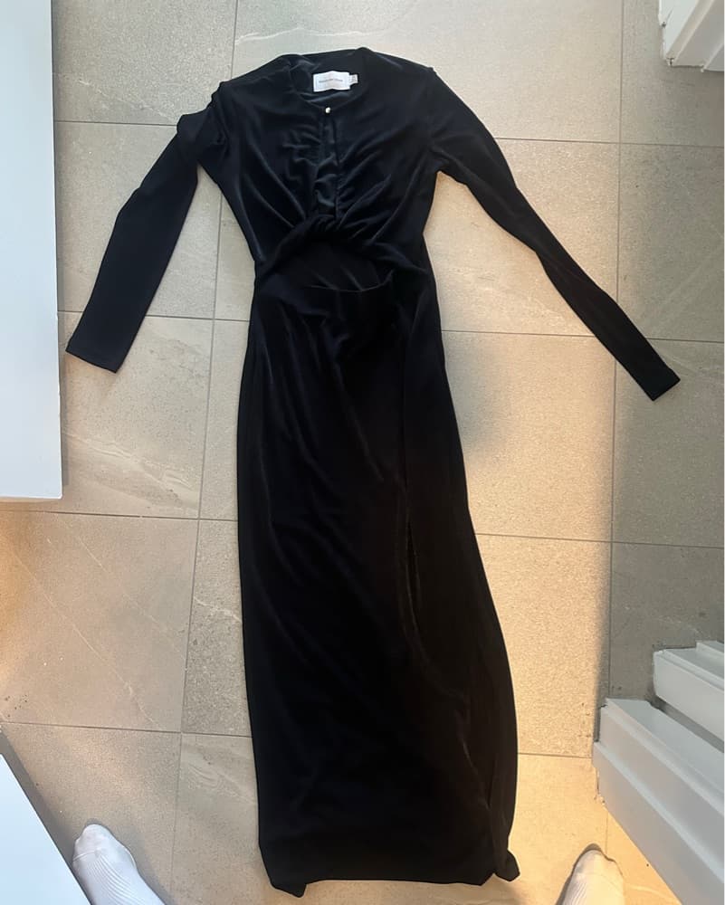 Sleek Black Cutout Midi Dress - Image 4