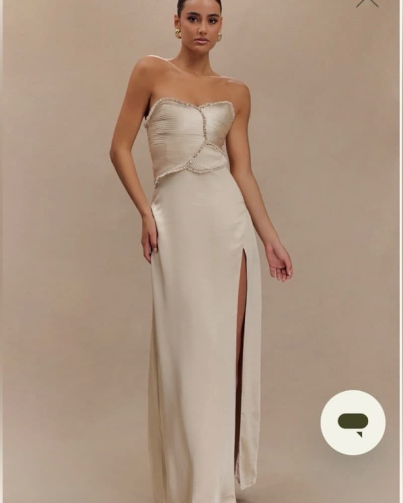 Elegant Strapless Satin Gown - Image 1