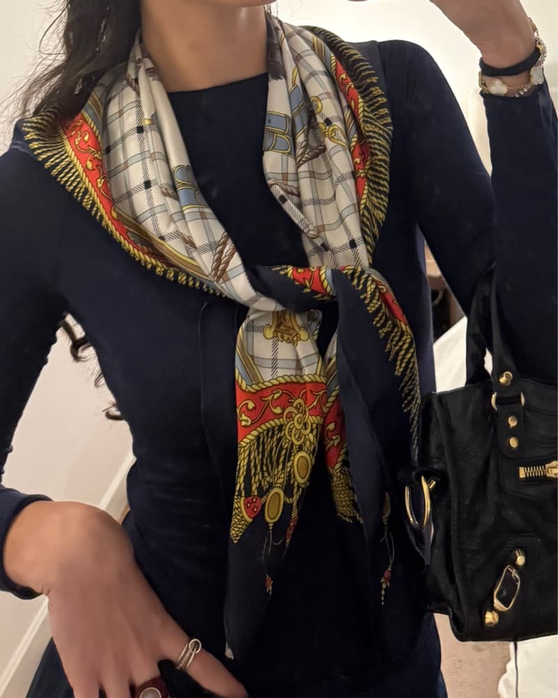 Elegant Patterned Scarf with Luxe Detailing - Image 2